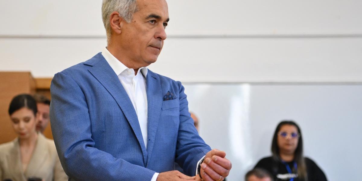 Calin Georgescu a szavazókörben a megismételt romániai elnökválasztás első fordulójában május 4-én 