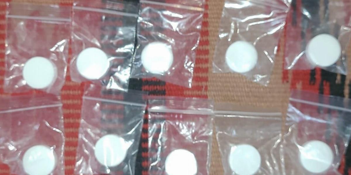 Az idős asszony lakásán talált drog a román rendőrség felvételén 