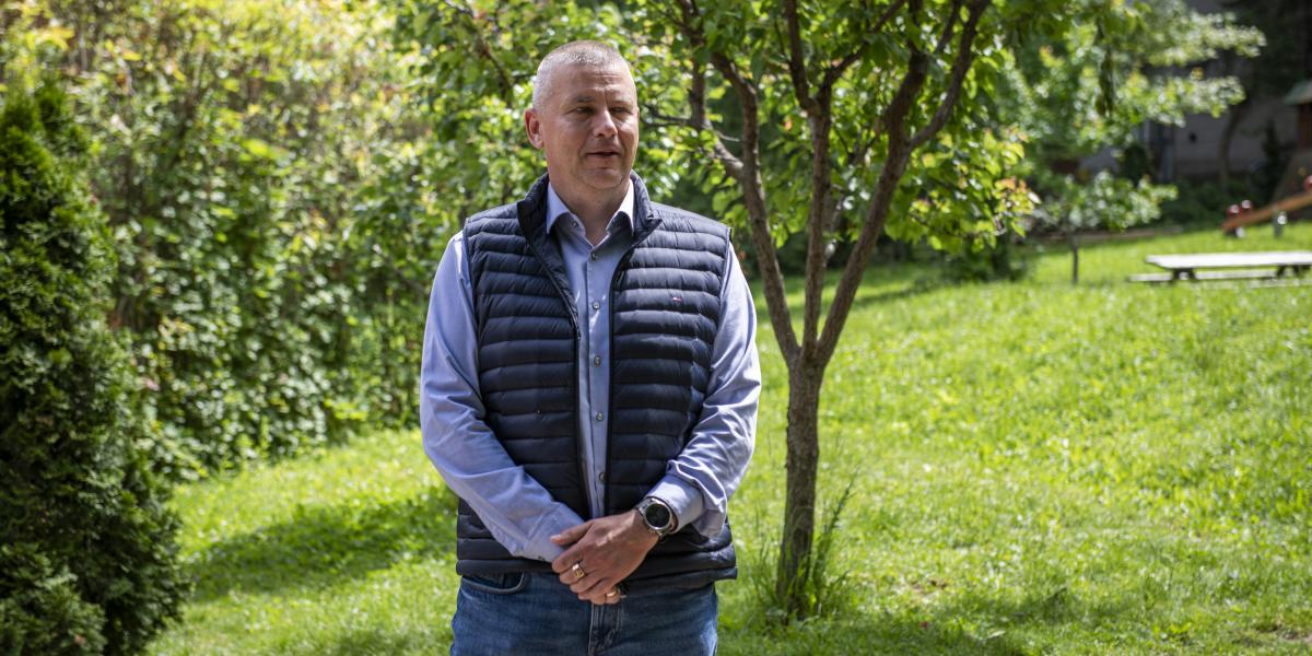 Ruszin-Szendi Romulusz a Bolyai Farkas Gyermekotthoni Központ előtt május 26-án 