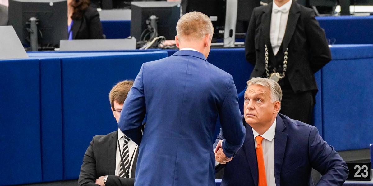 Kikényszerített kézfogás. Magyar Péter és Orbán Viktor az Európai Parlamentben