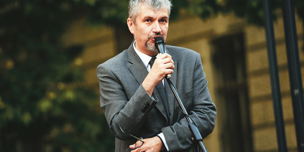 Hadházy Ákos a gyülekezési törvény módosítása és az átláthatósági törvény elfogadása elleni tüntetésen május 27-én 