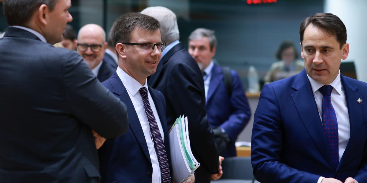 Bóka János európai uniós ügyekért felelős miniszter (középen) és Sigitas Mitkus litván külügyminiszter-helyettes (jobbra) érkezik a Tanács ülésére