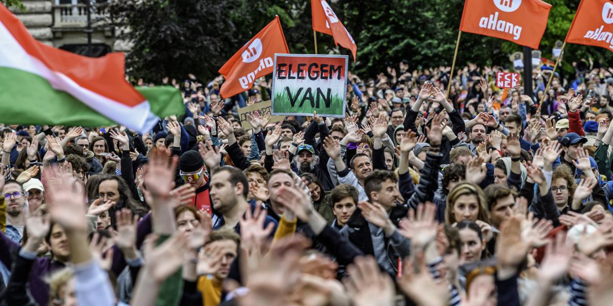 A civilekért és a sajtóért tüntettek másfél hete a Kossuth téren az átláthatóságinak csúfolt tervezet miatt
