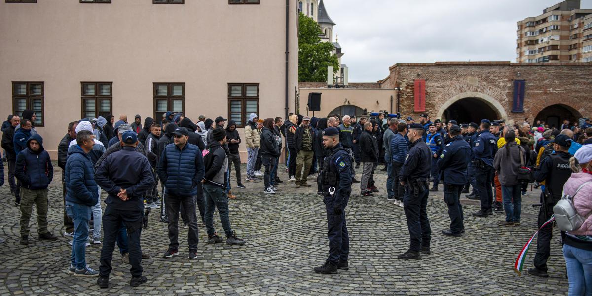 Magyar Péter ellen demonstráló tüntetők Nagyváradon május 24-én 