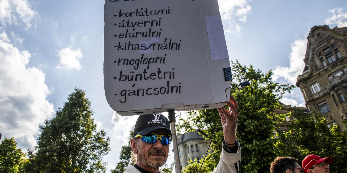 Másfél hete Budapesten tüntettek a tervezett törvénnyel szemben