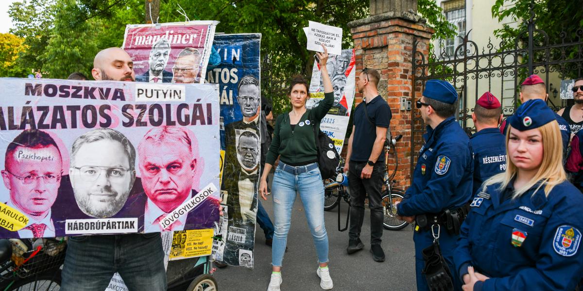 Tüntetők a Szuverenitásvédelmi Hivatal előtt 2025 május 27-én