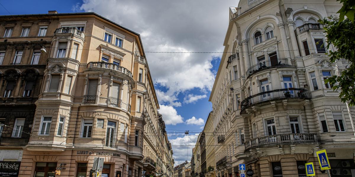 A Király és a Kertész utca találkozása. A bal oldali ház Csillag Kálmán ügyvéd, a jobb oldali özvegy Deutsch Lajosné tulajdona volt
