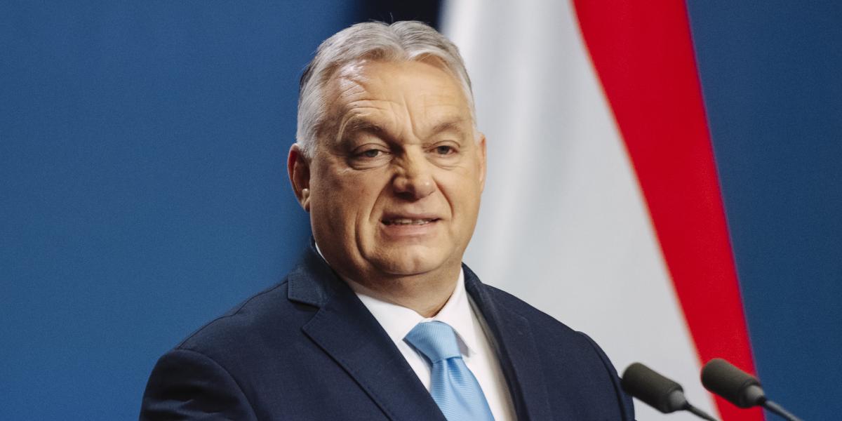 Orbán Viktor mesterterve, hogy azt kommunikálja, nem akar kilépni sem az Európai Unió­ból, sem pedig a NATO-ból, miközben minden lépése arra irányul, hogy a két szervezetből kitessékeljék Magyarországot