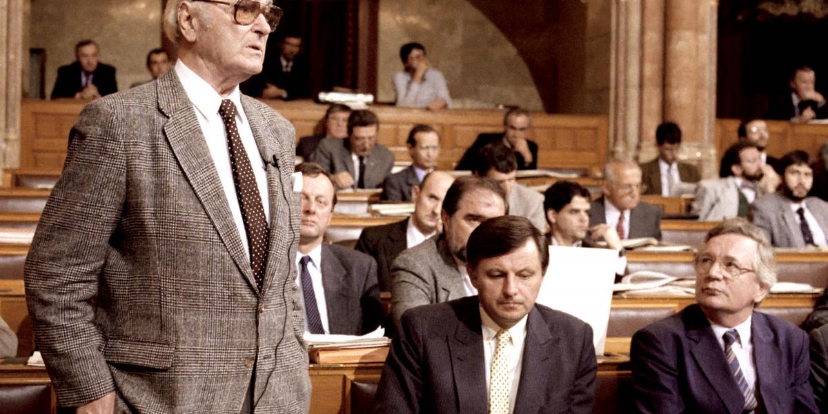 Király Bélát Németh Miklós hallgatja, Szűrös Mátyás nézi a Parlament 1990-1994-es ciklusában