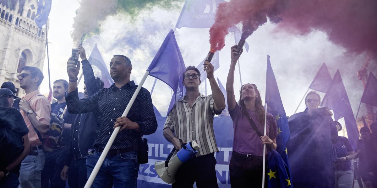 Füstgyertyázó momentumosok egy korábbi tüntetésen