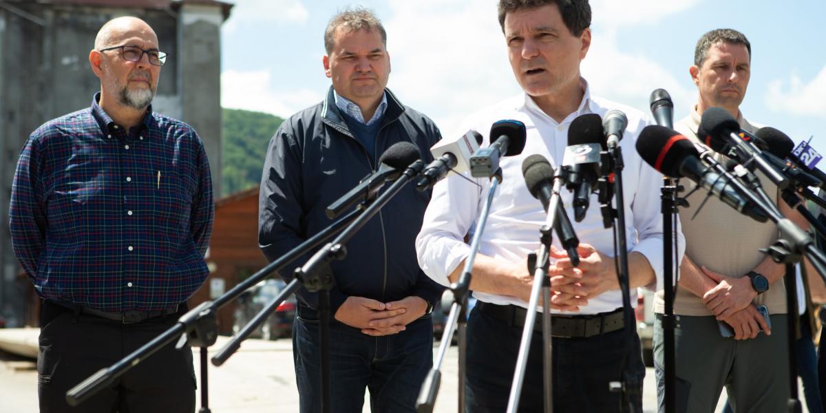 Kelemen Hunor (a bal szélen) Nicușor Dan elnökkel szombaton Parajdon