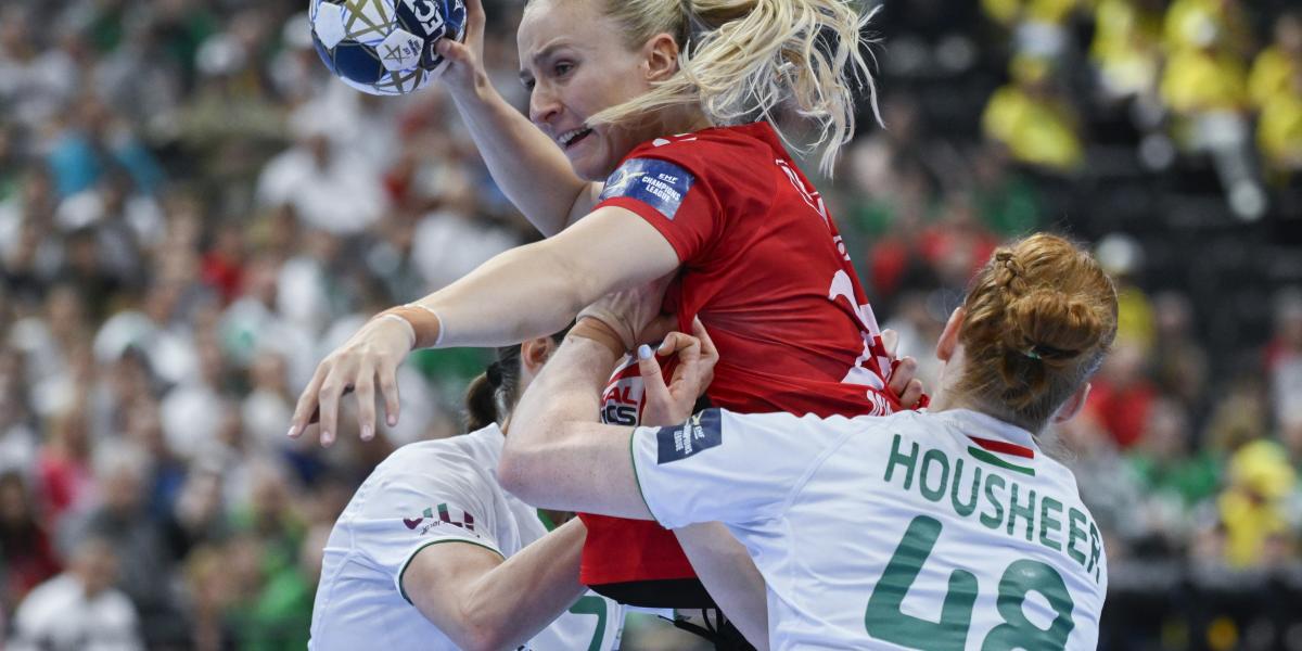 Kari Brattset Dale (b) és Dione Housheer (j) a Gyõr játékosai, valamint Henny Ella Reistad, Team Esbjerg játékosa (k) a nõi kézilabda Bajnokok Ligája elõdöntõjében