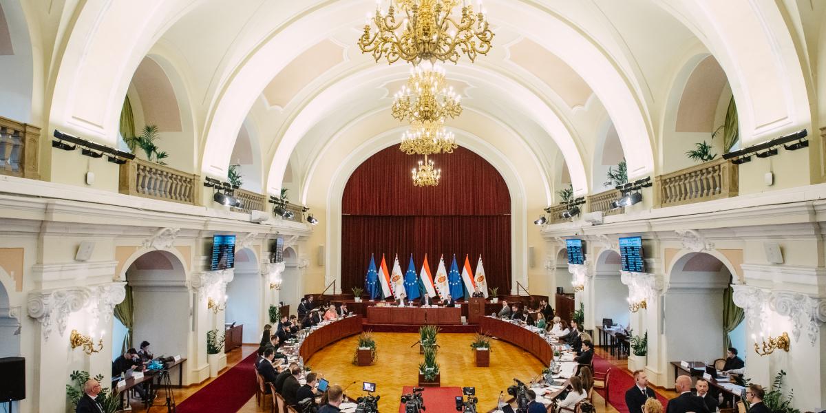 Munkában a közgyűlés. A Fidesz, a Tisza és a Podmaniczky Mozgalom együtt javasolt  a részvételi költségvetés ügyében
