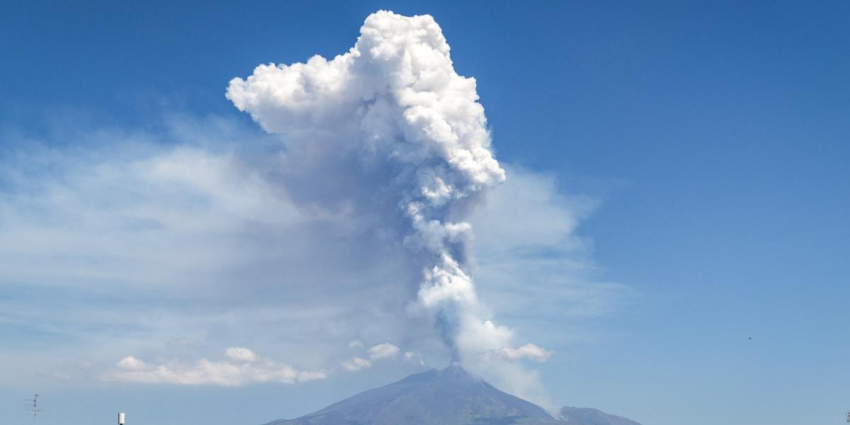 Füst száll fel az Etna vulkán kráteréből kitörés közben az Etnán, Catania közelében, 2025. június 2-án