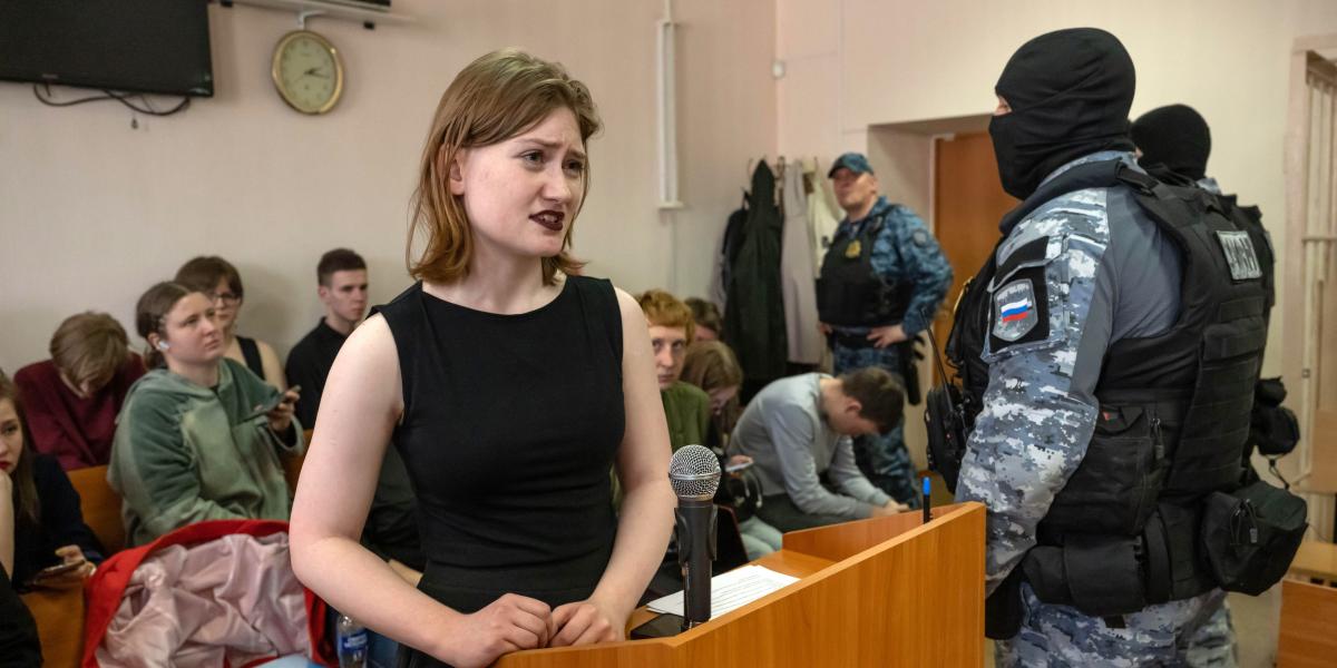 Darja Kozirevát azért vették őrizetbe, mert – úgymond – „sorozatosan hiteltelenítette az orosz fegyveres erőket”