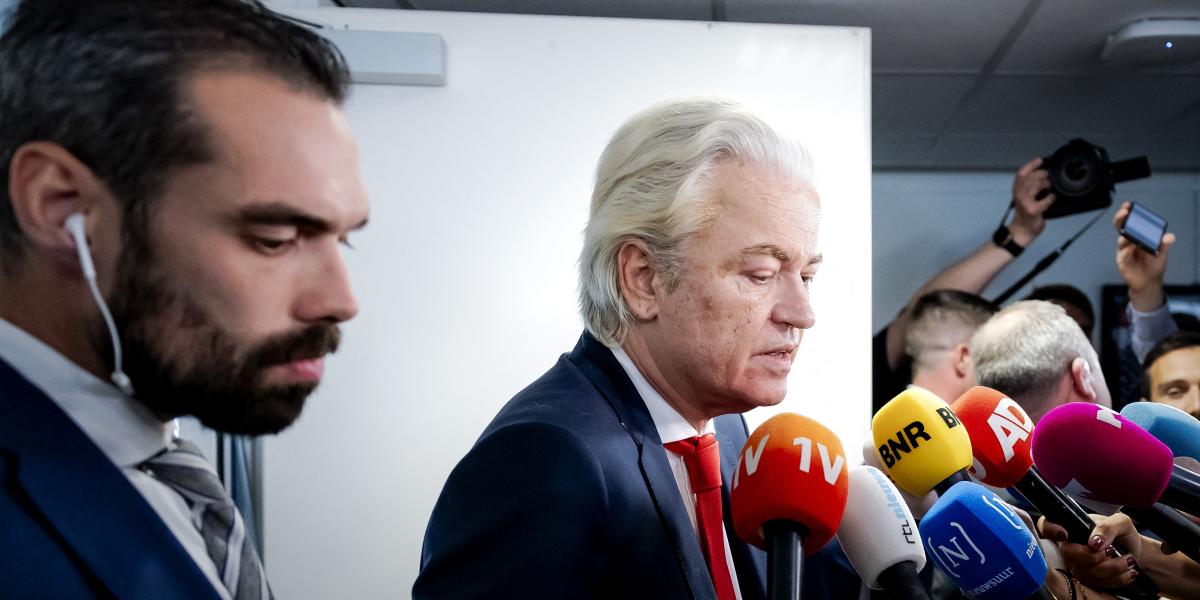 Geert Wilders sajtótájékoztatója az alsóházi  koalíciós ülés után Hágában június 3-án 