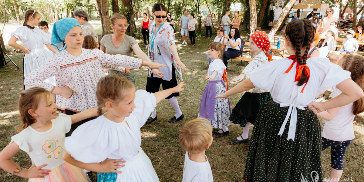 „A népi és az urbánus egy-egy látásmód” – fogalmazta meg Kassai Lajos lovas íjász az elő­adásában