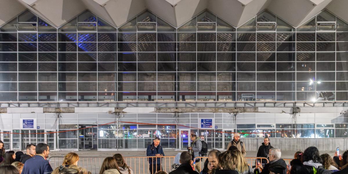 Demonstrálók az újvidéki vasútállomás előtt január 31-én 