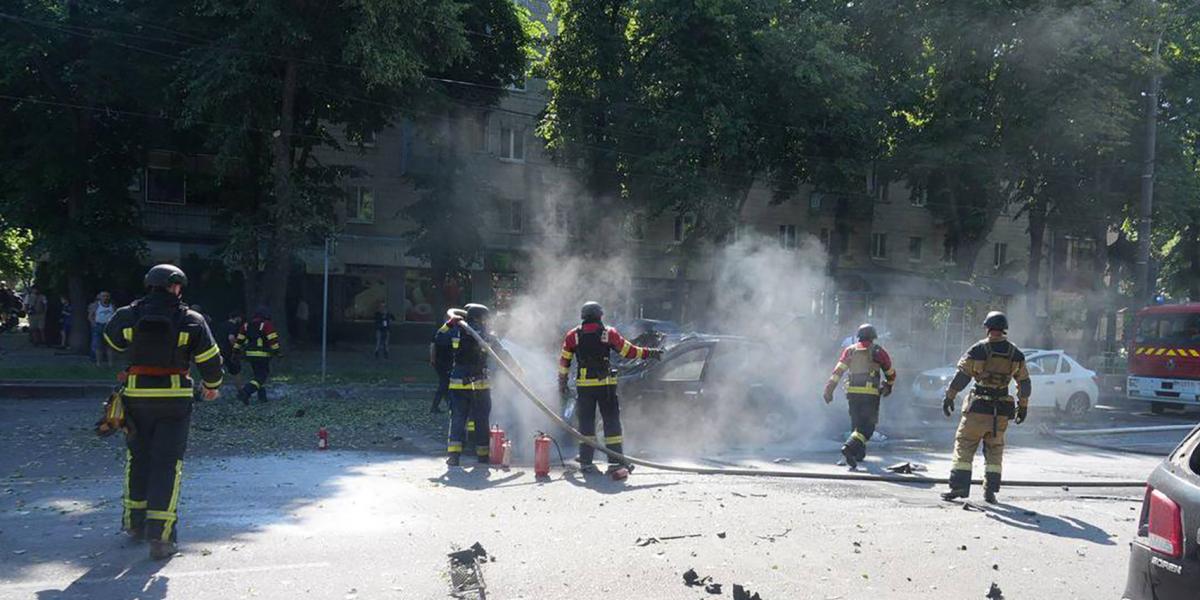 Rakétatámadásban kigyulladt autó oltása Szumi ban június 3-án 