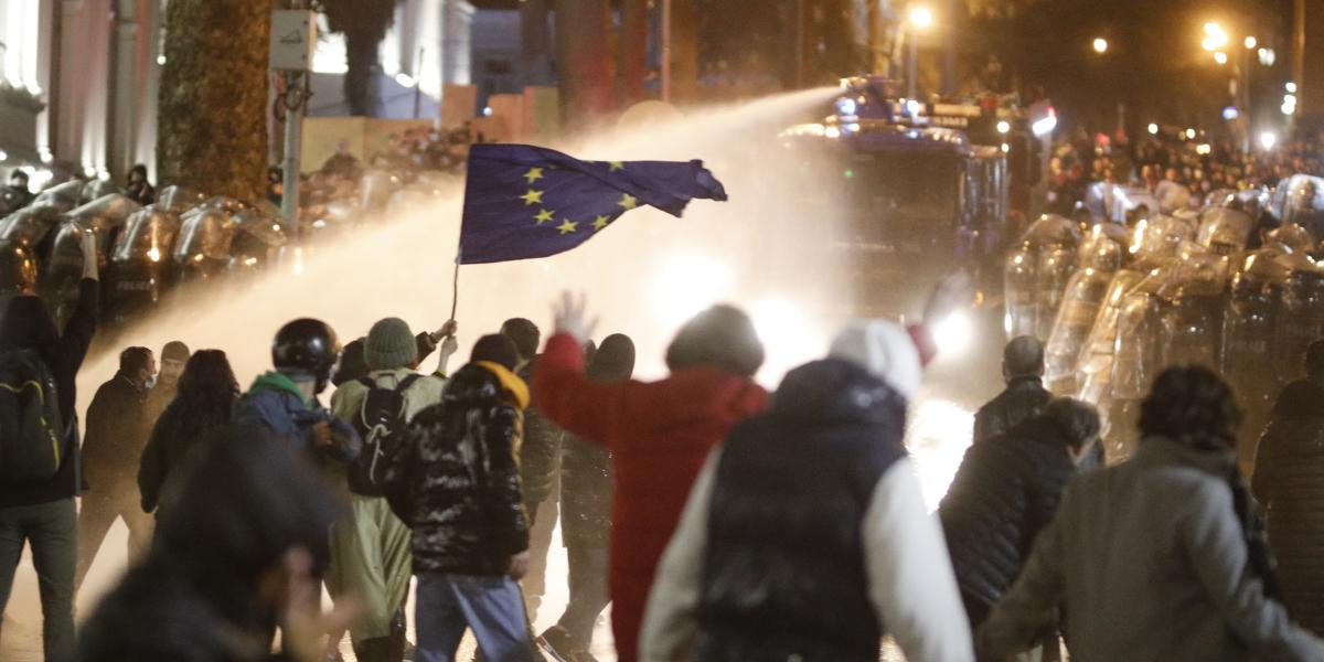 A Civil Társadalom Atlaszában 2024-ben kilenc országot minősítettek le, köztük Grúziát, ahol a rendőrség durva erőszakkal verte szét a kormányellenes tüntetőket