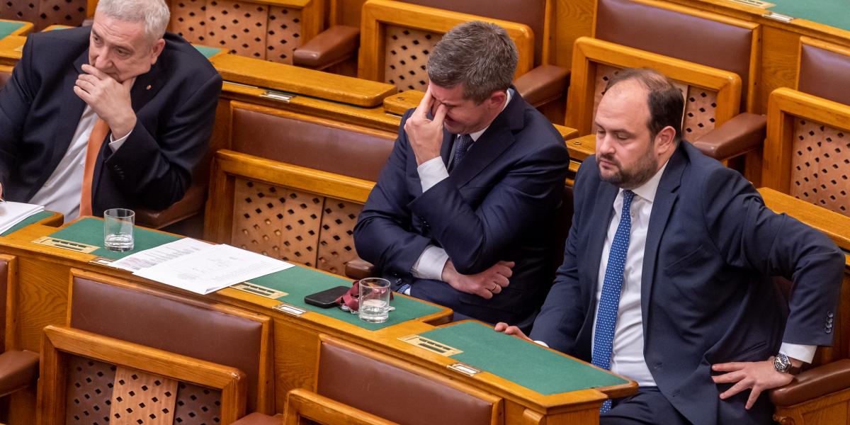 Halász János, Kocsis Máté és Nacsa Olivér a törvény vitáján az Országgyűlésben május 20-án 
