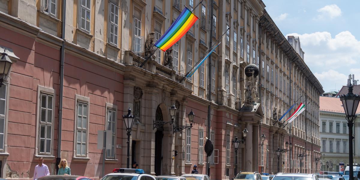 Szivárványos zászló a budapesti városházán 2021. június 28-án 