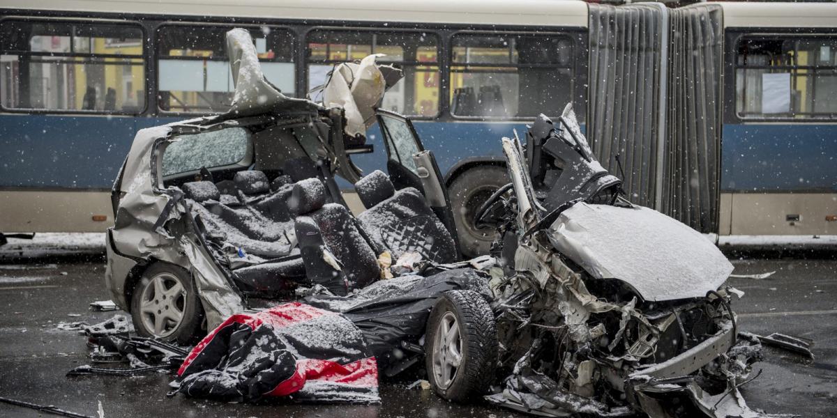 Egy ember meghalt, öten megsérültek, amikor összeütközött egy helyi járatú autóbusz és egy személygépkocsi Pécsen. MTI Fotó: Sók