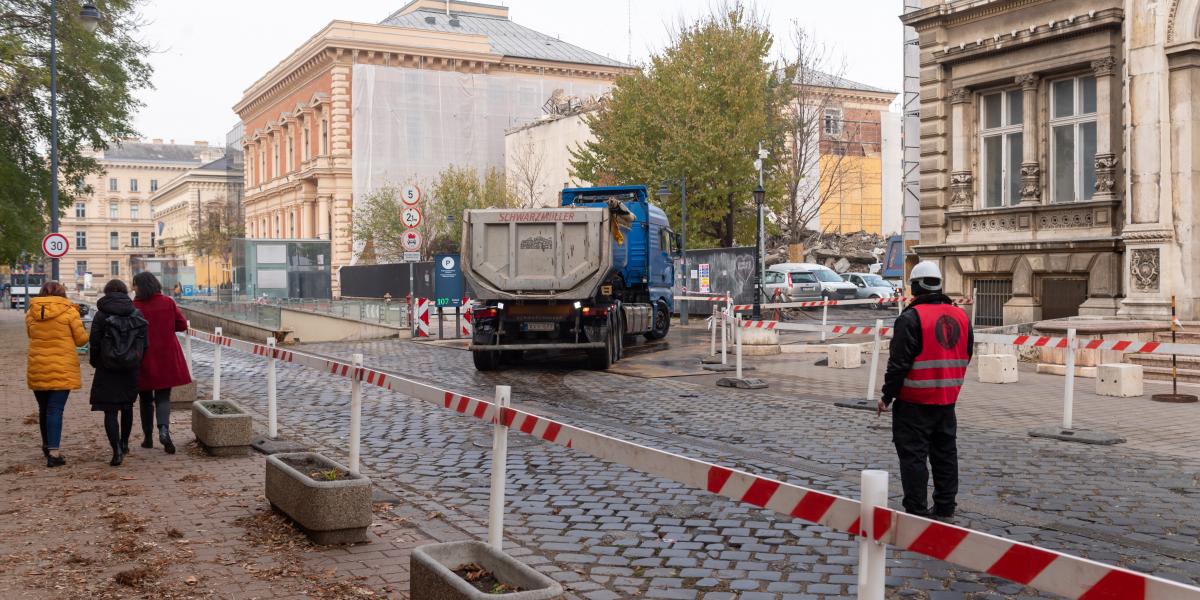 Illusztráció: Az építkezésre érkező teherautó 2024. november 27-én 