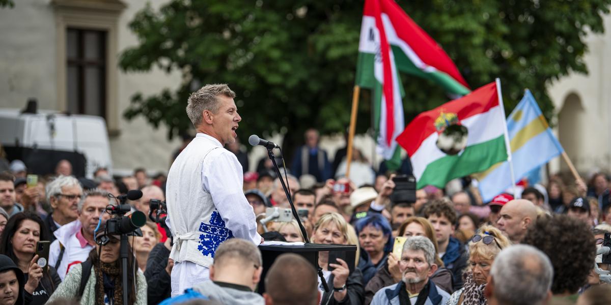 Magyar Péter Nagyváradon kisebb tömeg előtt beszélt, amelyben ellentüntetők is felbukkantak
