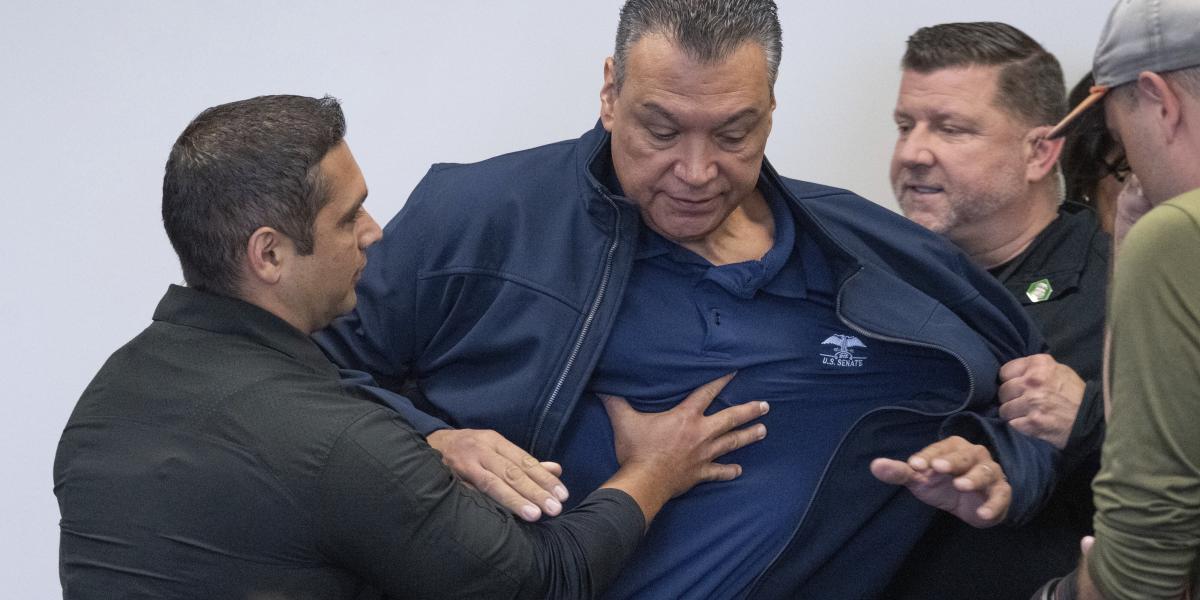 Alex Padilla demokrata szenátort kituszkolták Kristi Noem belbiztonsági miniszter tájékoztatójáról, amikor megpróbált egy kérdést feltenni