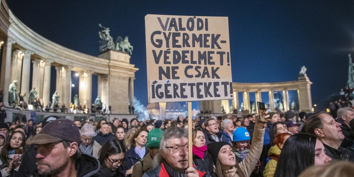 A kegyelmi botrány kirobbanása utáni influenszer-tüntetés a Hősök terén