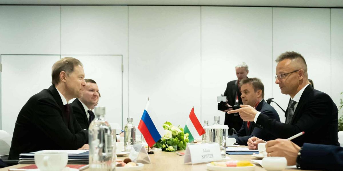 Gyenyisz Manturov, az orosz miniszterelnök első helyettese és Szijjártó Péter június 19-én Szentpéterváron 