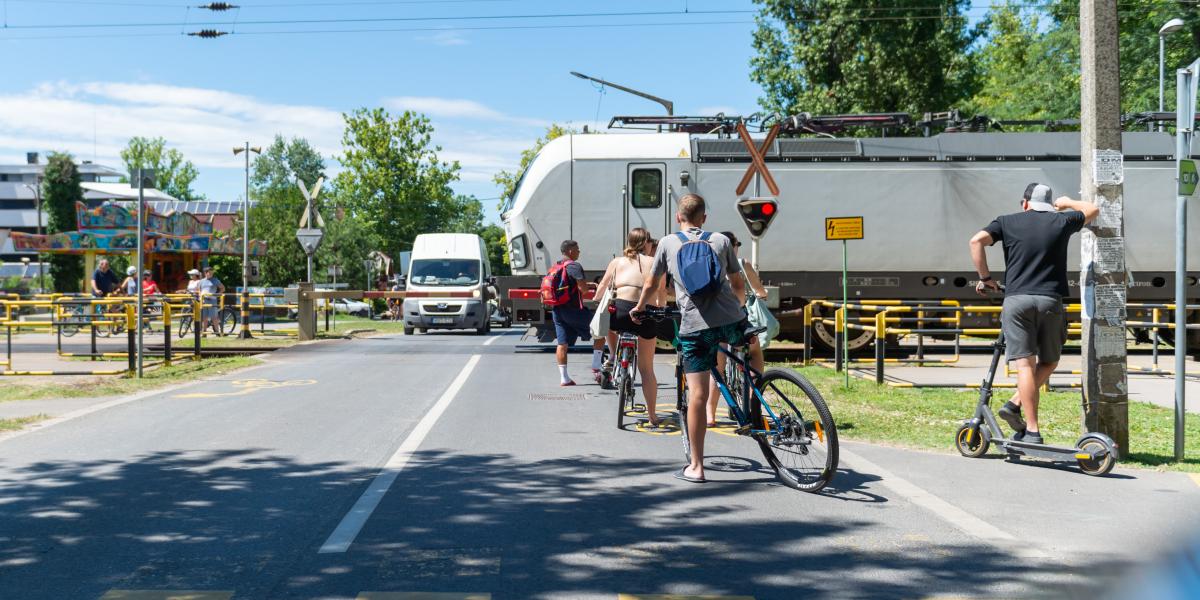 A balatonszemesi vasúti átjáró.