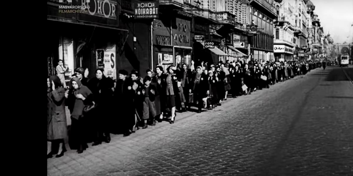 1944. október 17-én nyilasok magyar zsidó polgárok ezreit meneteltették végig feltartott kézzel Budapest utcáin.