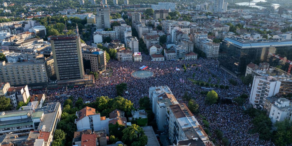 Tüntetők Belgrád központjában 2025. június 28-án