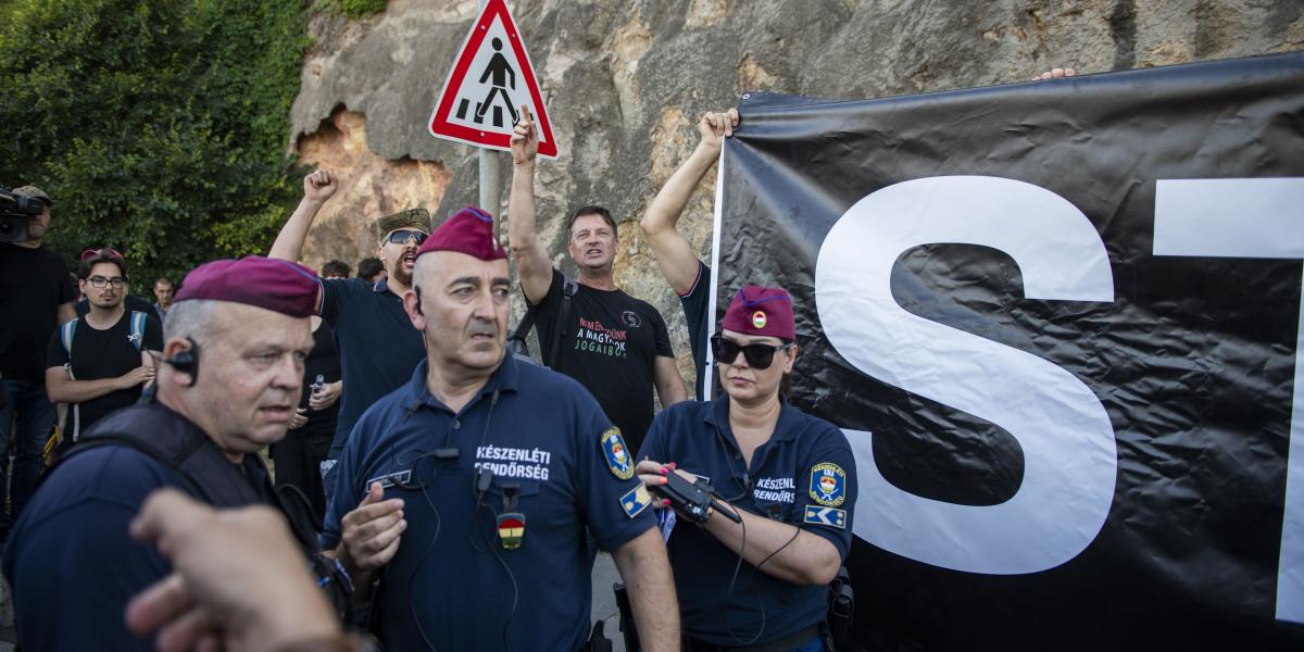 Ellentüntetők rendőrökkel körbevéve a Pride-on 2025. június 28-án