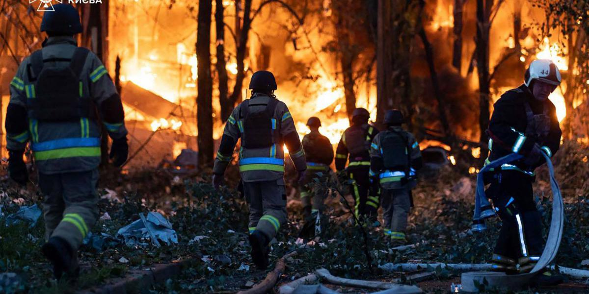 Tűzoltók dolgoznak miután Oroszország tömeges drón- és rakétatámadást hajtott végre Kijev ellen 2025. július 4-én