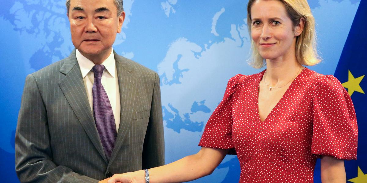 Vang Ji kínai külügyminiszter Kaja Kallasnak azt mondta, Peking nem engedheti meg, hogy Oroszország elveszítse az ukrajnai háborút