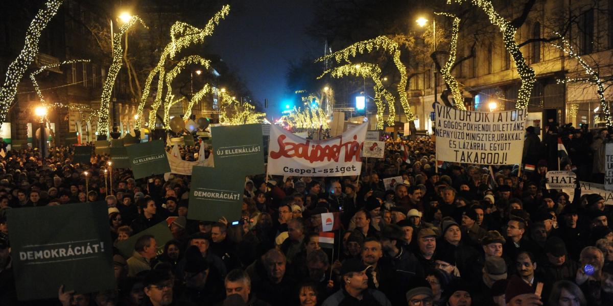 Szinte már megszokott kép Budapest utcáin: az új évben is folytatódnak az október óta gyakori demonstrációk FOTÓ: VAJDA JÓZSEF