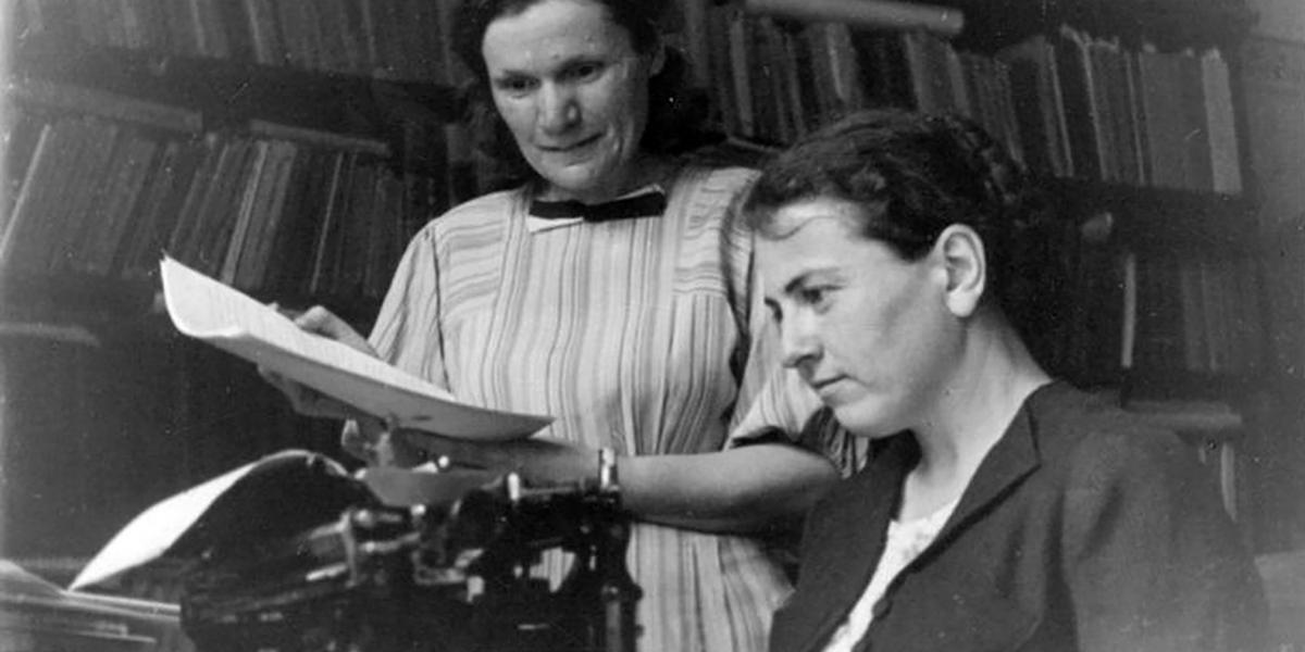  Anna Pankratova diktál. A magyar történésztársadalommal való személyes megismerkedést az első magyar történészkongresszus hozta el 1953-ban