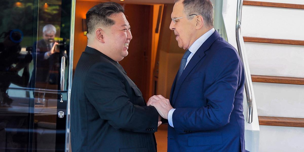 Kim Dzsongun „baráti bizalommal teli légkörben” fogadta luxusjachtján Szergej Lavrov orosz külügyminisztert