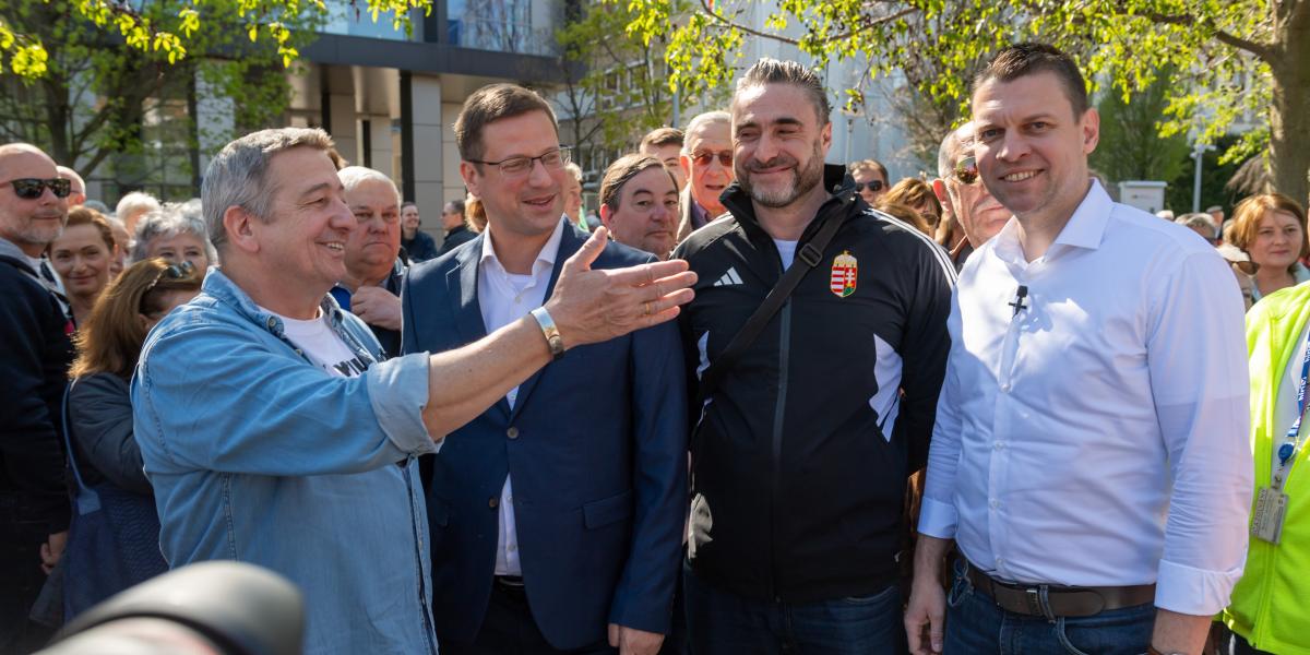 Bayer Zsolt, Gulyás Gergely, Apáti Bence és Menczer Tamás a Tisza elleni tüntetésen a Millenárison április 12-én