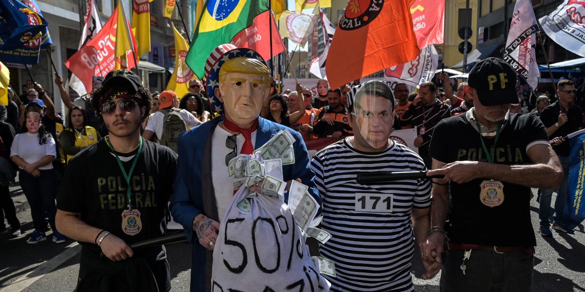 Sao Paulóban két hete tiltakoztak az amerikai elnök beavatkozása ellen. Bolsonaro rabruhában „pózol”