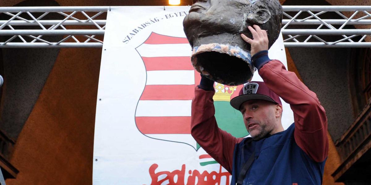 Dopeman Orbán Viktor fejével egy 2013-as tüntetésen