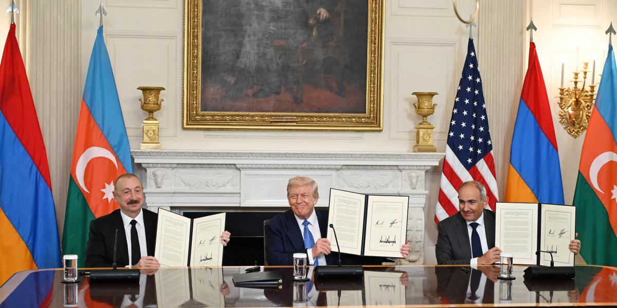Ilham Alijev, Azerbajdzsán elnöke, Donald Trump amerikai elnök és Nikol Pasinján örmény miniszterelnök 2025. augusztus 8-án a Fehér Házban