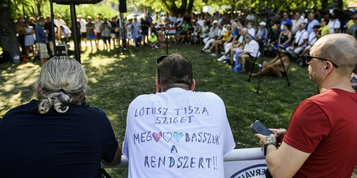 Szimpatizáns. A pólóján kemény üzenet, szívekkel