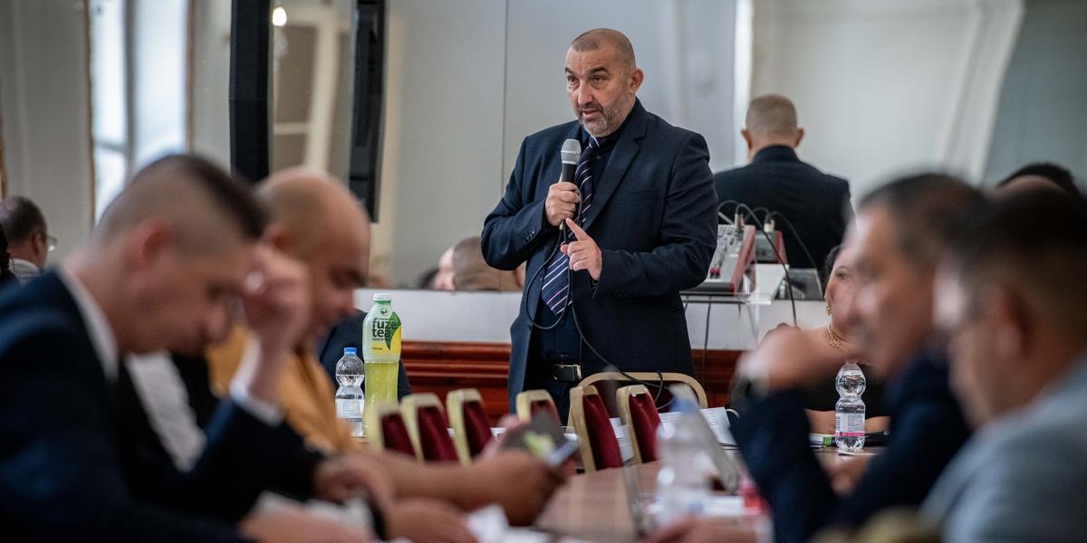 Aba-Horváth István (középen) szerint az új roma digitális polgári körnek már csaknem háromezer tagja van