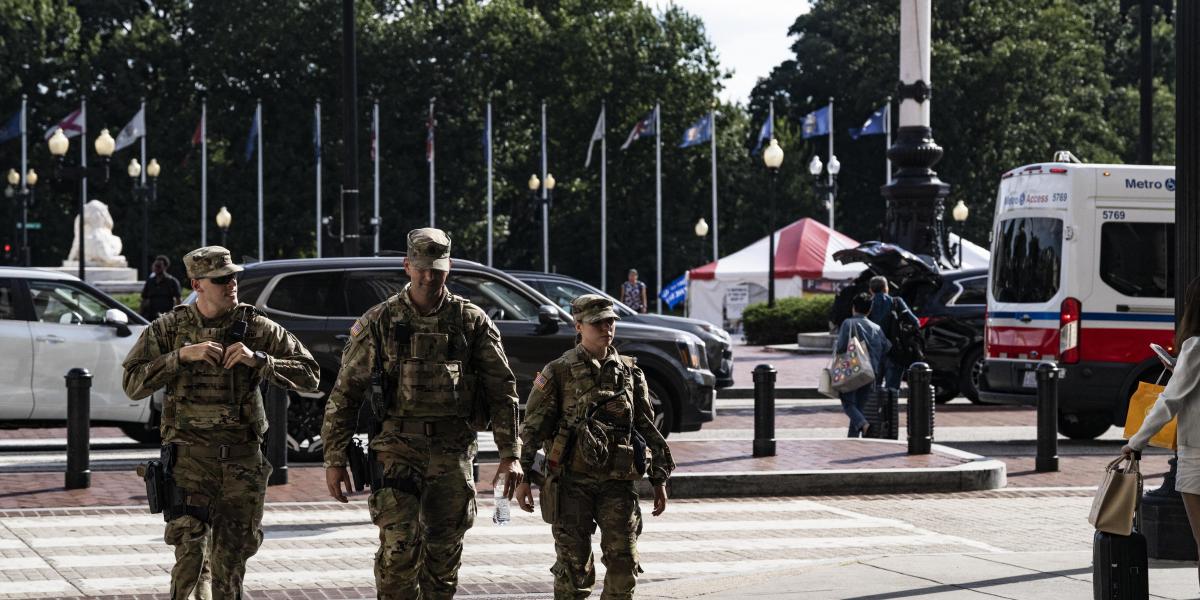 Washington DC lakóit a gárdisták biztonságot ígérő megjelenése egyben egy katonai megszállásra emlékezteti