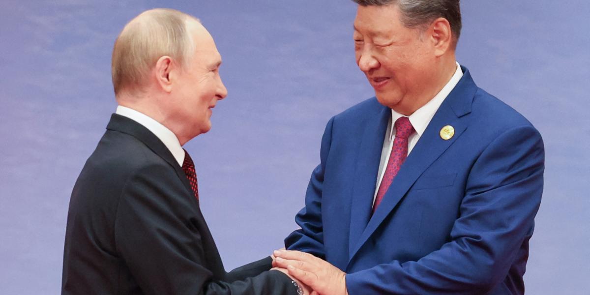 Vlagyimir Putyin orosz és Hszi Csin-ping kínai elnök a Sanghaji Együttműködési Szervezet éves csúcstalálkozóján a kínai Tiencsinben 2025. augusztus 31-én. 