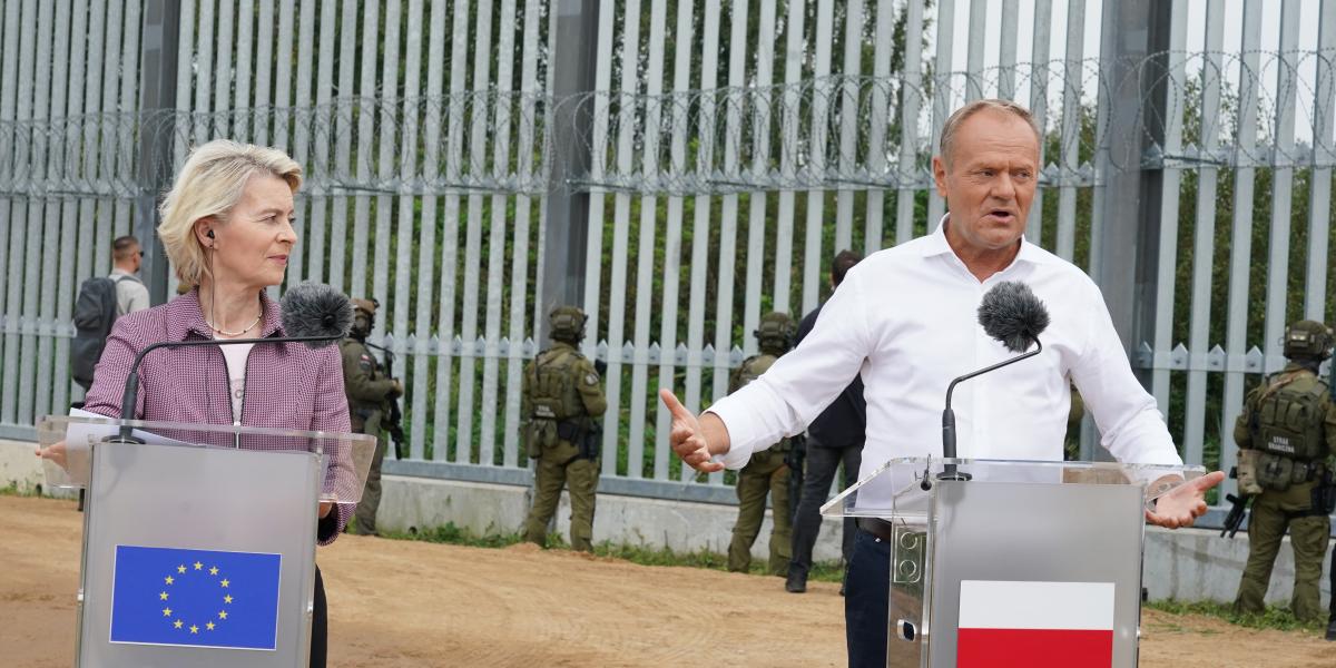 Von der Leyen és Donald Tusk lengyel kormányfő közös sajtóértekezletet tartottak vasárnap a lengyel–bela­rusz határnál